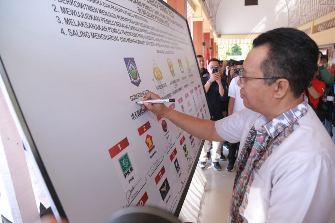 Gubernur NTB, zulkieflimansyah menandatangani naskah komitment bersama pemilu damai, di mapolda NTB.