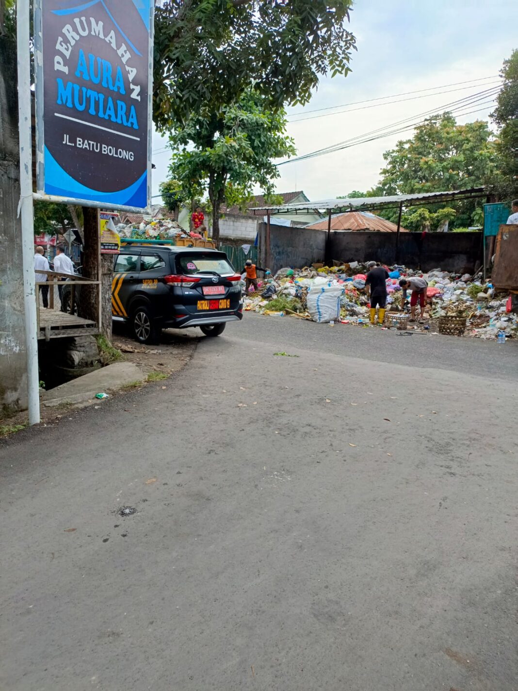 Tepat Pintu Masuk Perumahan Aura Mutiara, Sampah menumpuk di Tempat Pembuangan Sementara (TPS) Jalan Batu Bolong, Pagutan Barat, Kecamatan Mataram.