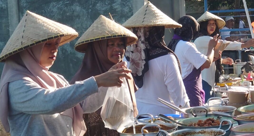 Pasar kuliner Abi Cinta di Dusun Kembang Kerang 4 Desa Aik Darek, Lombok Tengah diserbu pengunjung. Pasar ini buka setiap hari Minggu pagi.