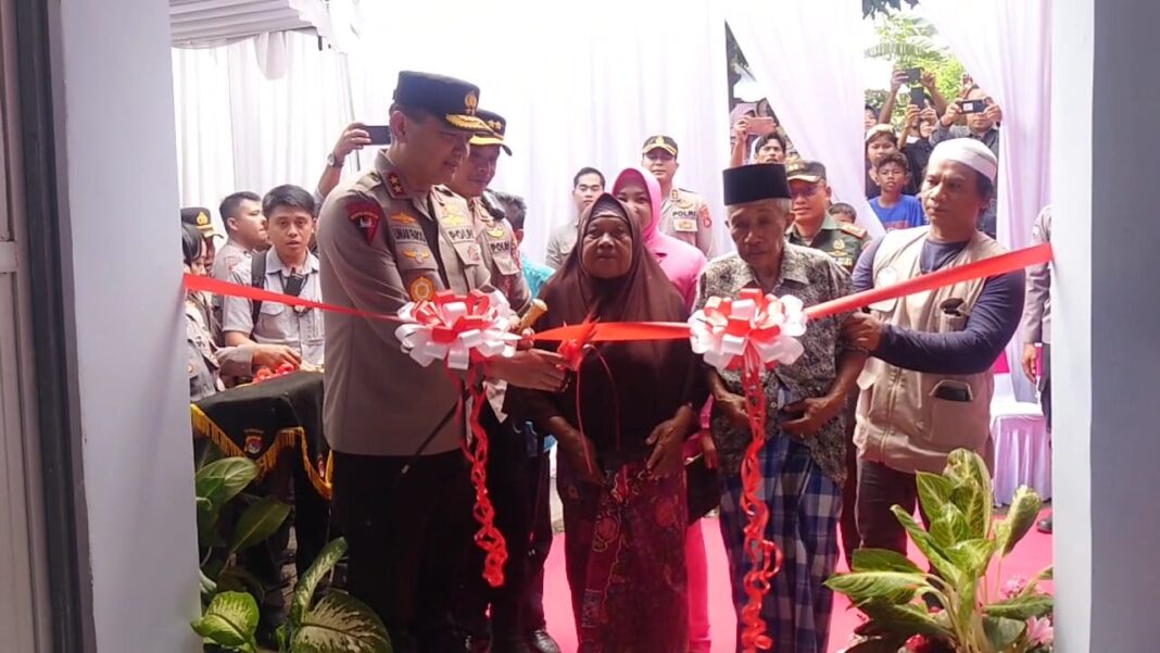Kapolda NTB Irjen Pol. Umar Faroq meresmikan bedah rumah milik Amaq Pijek Dusun Otak Dise, Desa Puyung, Lombok Tengah. Bedah rumah ini dalam rangka HUT Bhayangkara Ke-78.