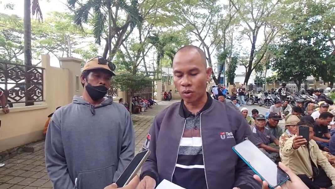 Puluhan warga dari beberapa desa di Kecamatan Pujut dan Praya Barat mendatangi kantor ATR/BPN Lombok Tengah.