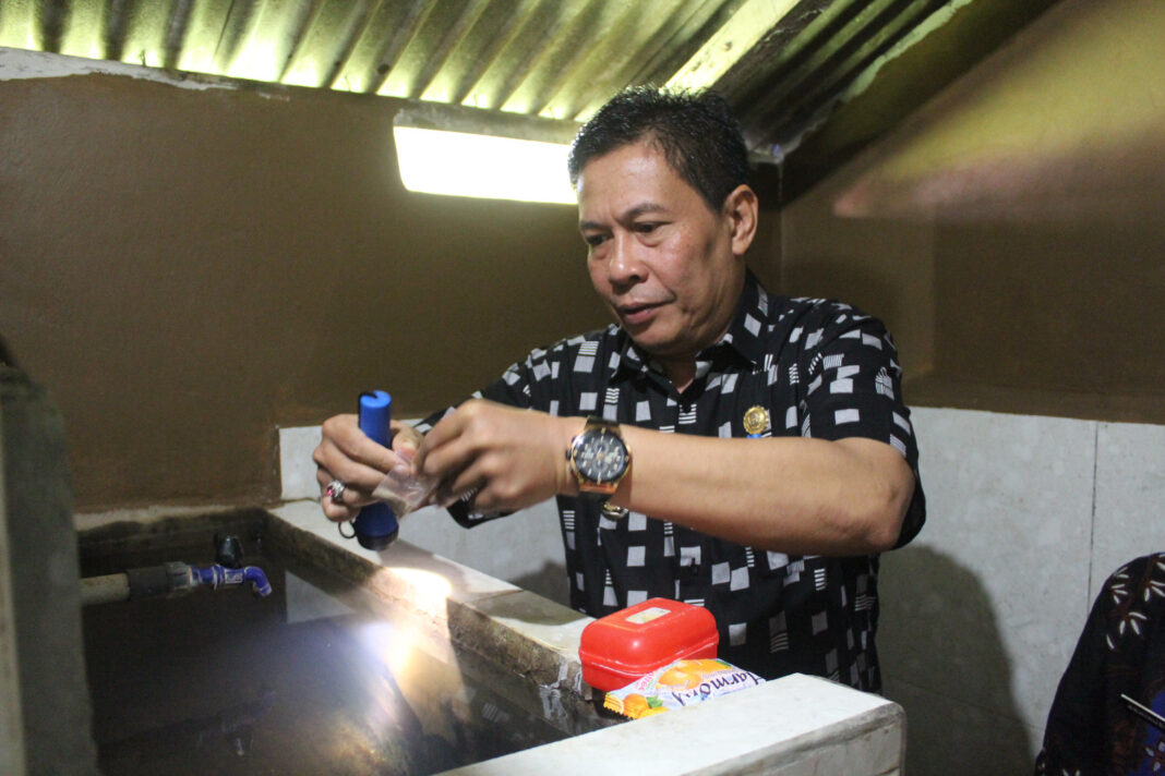 Camat Kediri Iswarta Mahmuluddin menaburi obat jentik untuk mengantisipasi dan mencegah perkembangan nyamuk DBD melalui nyamuk aedes.