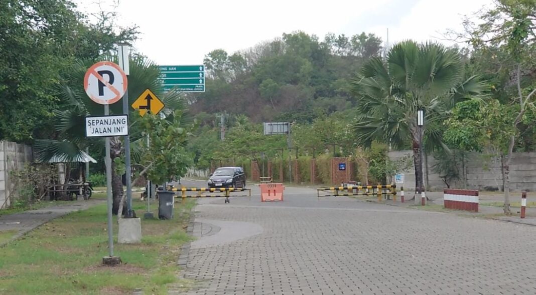 Jalan Kabupaten di Beach Park Mandalika Ditutup portal ITDC. Alasannya untuk membatasi warga yang masuk ke areal tersebut sehingga tidak semrawut.