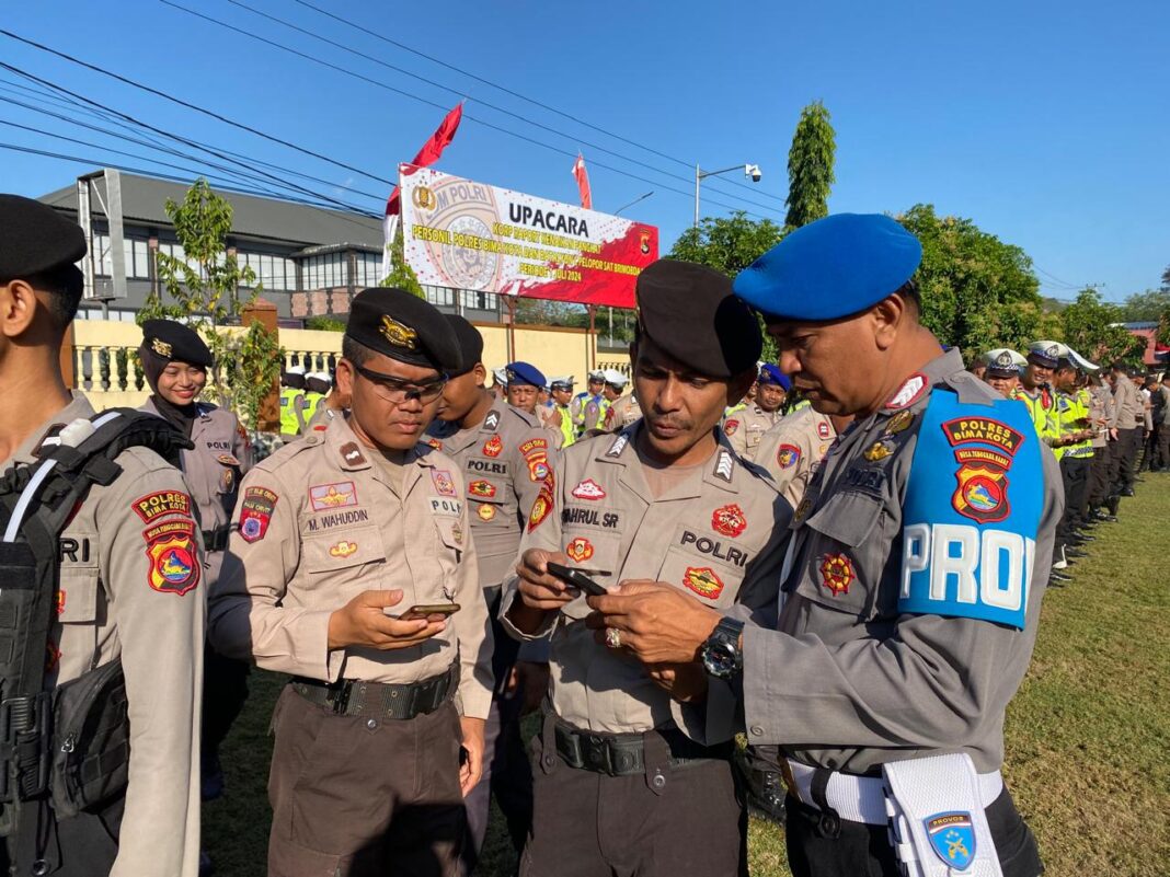 Menindaklanjuti maraknya permainan judi online, Polres Bima Kota, Polda NTB, melakukan pengecekan handphone (HP) milik anggota.