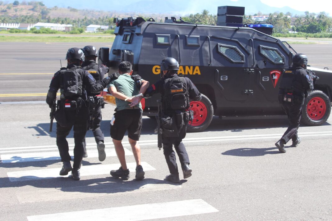 Pasukan Brimob Polda NTB gelar Simulasi Penanggulangan Keadaan Darurat (PKD), di Bandara Sultan Kaharuddin Sumbawa.