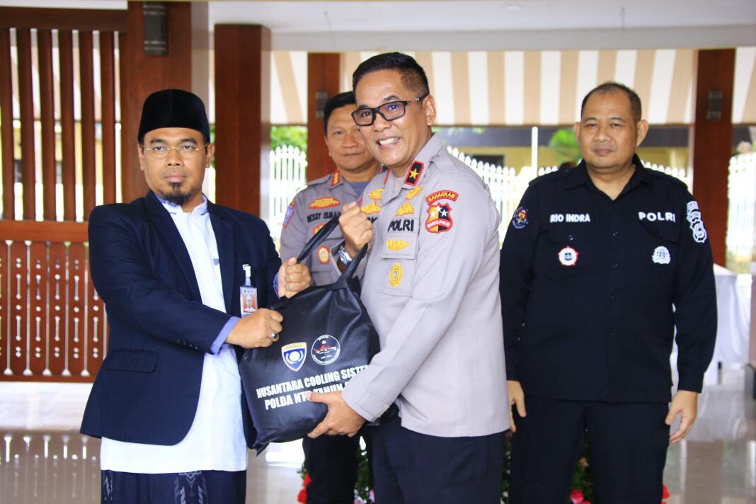 Direktur Pembinaan dan Ketertiban Masyarakat Korbinmas Baharkam Polri Brigjen M Rudy Syafirudin, menyerahkan bantuan sosial secara simbolis kepada ketua FKUB NTB.