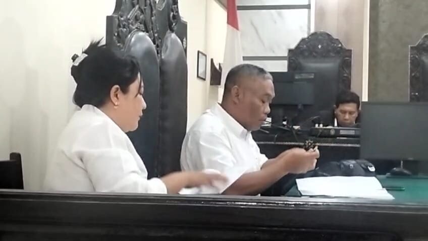 kuasa hukum Akhmad Salehudin, bersama kliennya Nonik Herawati, saat menghadiri sidang perdana gugatan sederhana di PN mataram, senin (8/7/2024).