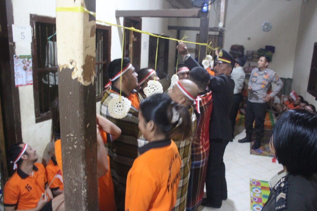 Para tahanan polretsa mataram mengikuti lomba makan kerupuk dalam rangka HUT Kemerdekaan RI Ke-79.