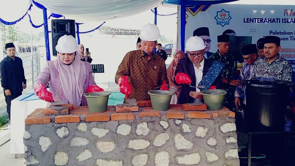 Wakil Gubernur NTB, Hj. Indah Dhamayanti Putri (kiri), Wakil Menteri Pendidikan Tinggi, Sains, dan Teknologi RI, Prof. Dr. Fauzan, M.Pd.,(tengah) dan Mudirul Aam Lenterahati, Abah Muazar Habibi (kanan) saat Peletakan Batu Pertama Pembangunan Perguruan Tinggi Lenterahati di Lenterahati Islamic Boarding School,
